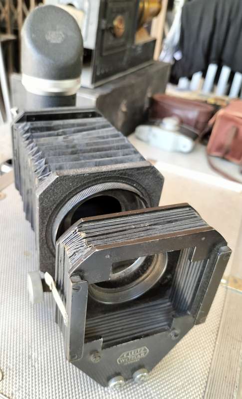 For the Leica camera fundi - attachment of some sort (MD21)