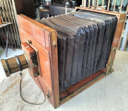 Antique wooden camera (MD56)