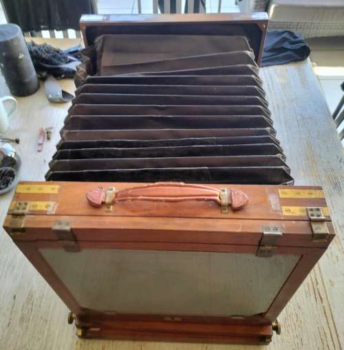 Antique wooden camera (MD56)