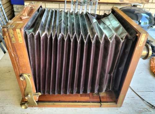 Antique wooden camera (MD56)