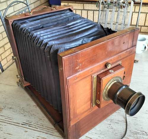 Antique wooden camera (MD56)