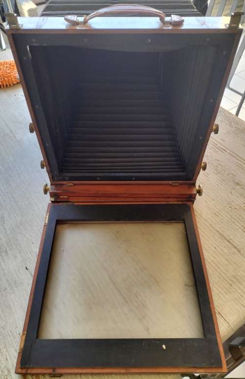 Antique wooden camera (MD56)