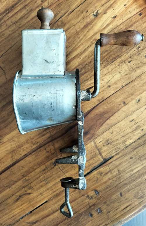 Small vintage veggie mill/grinder (Dico - 21cm)
