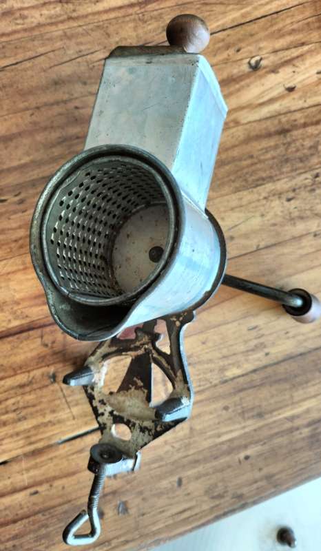 Small vintage veggie mill/grinder (Dico - 21cm)