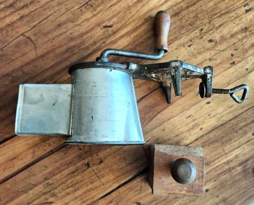 Small vintage veggie mill/grinder (Dico - 21cm)