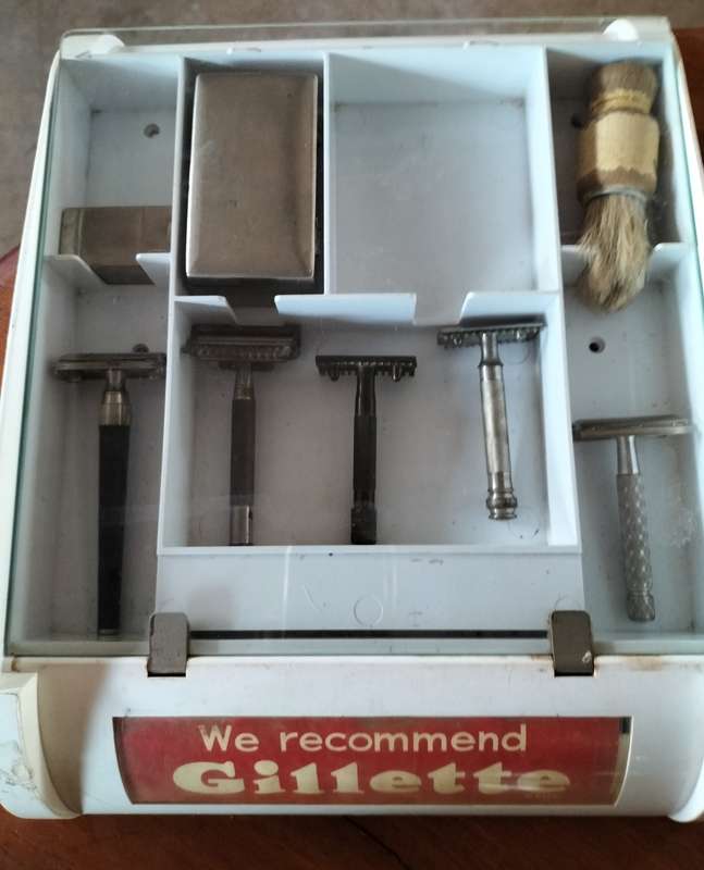 Vintage Gillette shop display (with some content)