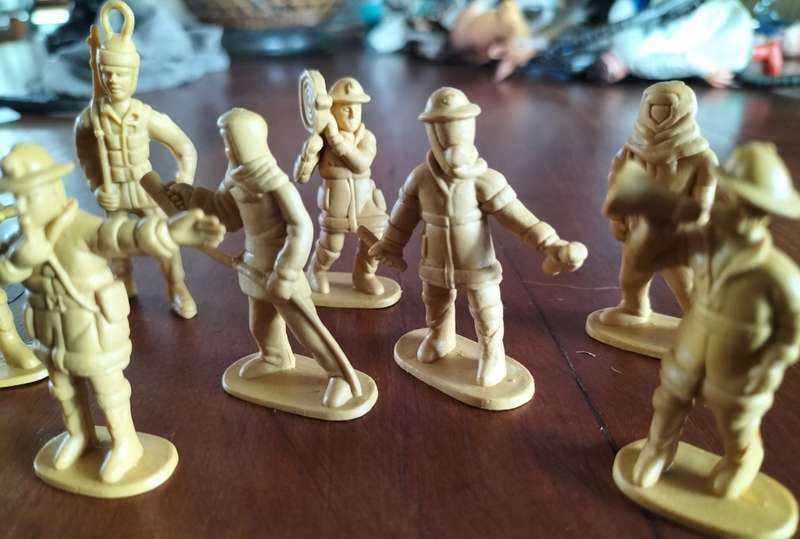 Vintage plastic toy figurines (X 9) -firefighters