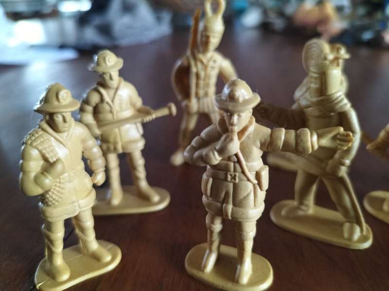 Vintage plastic toy figurines (X 9) -firefighters