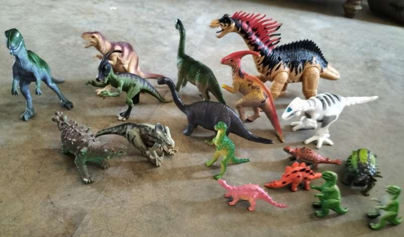 Vintage plastic toy dinosaurs (x 18)