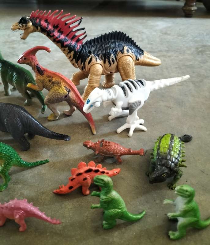 Vintage plastic toy dinosaurs (x 18)
