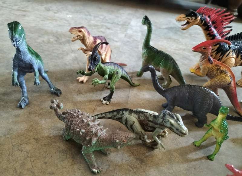 Vintage plastic toy dinosaurs (x 18)