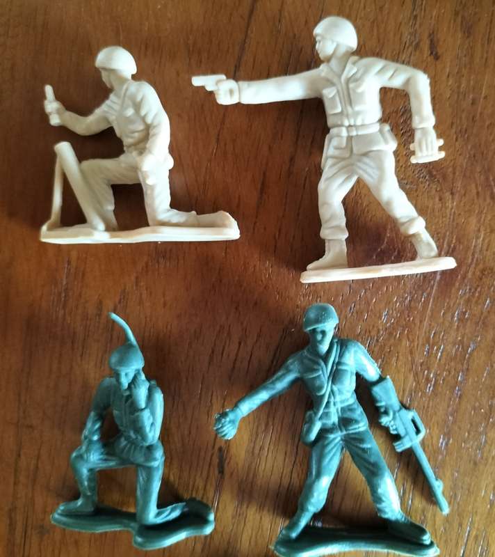 Vintage plastic military figures (x 19)