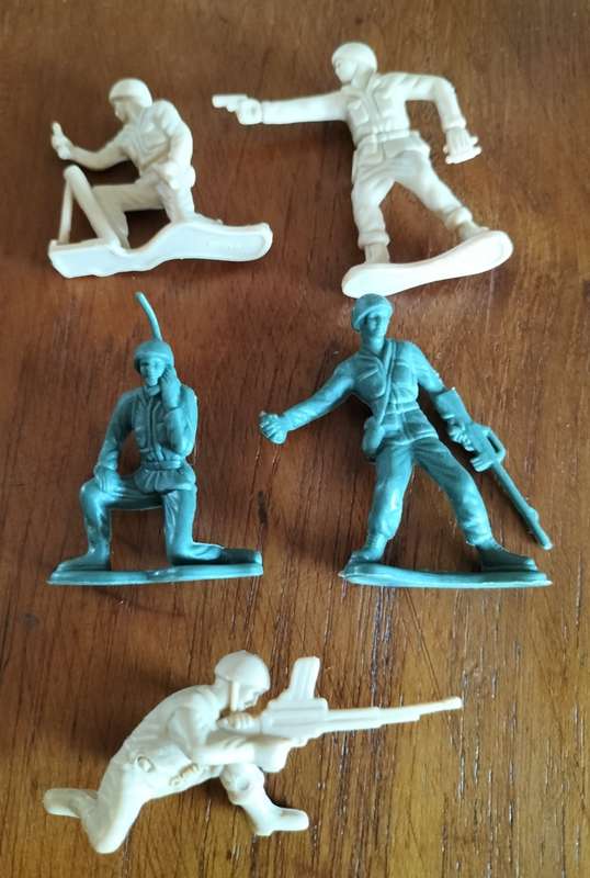 Vintage plastic military figures (x 19)