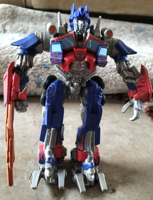 Vintage plastic Hasbro transformer (2011). 17cm