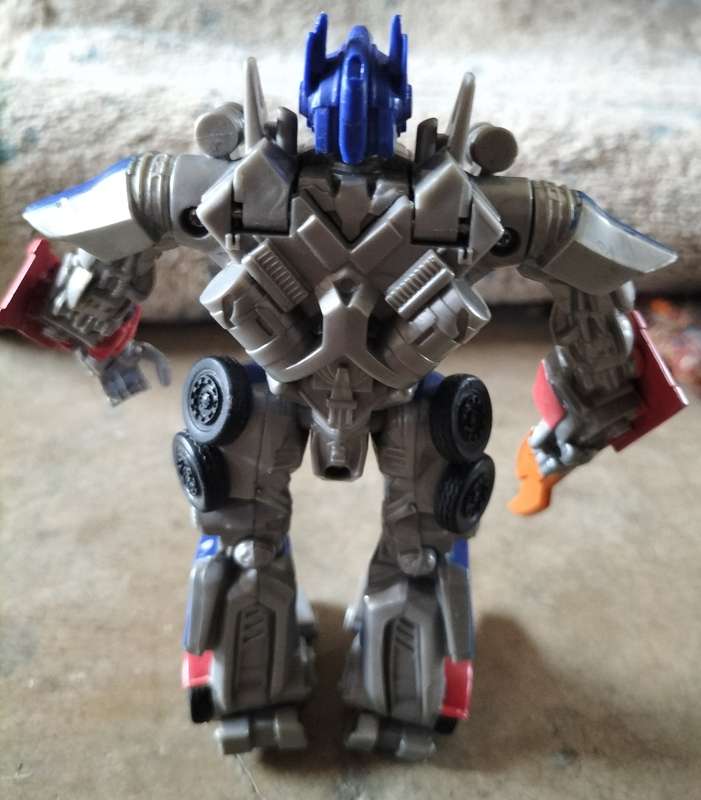 Vintage plastic Hasbro transformer (2011). 17cm