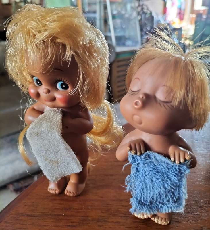 Vintage plastic dolls (x2) - Cute!