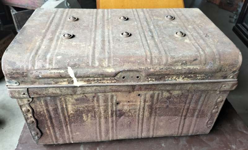 Vintage rusty trunk - for the restorer