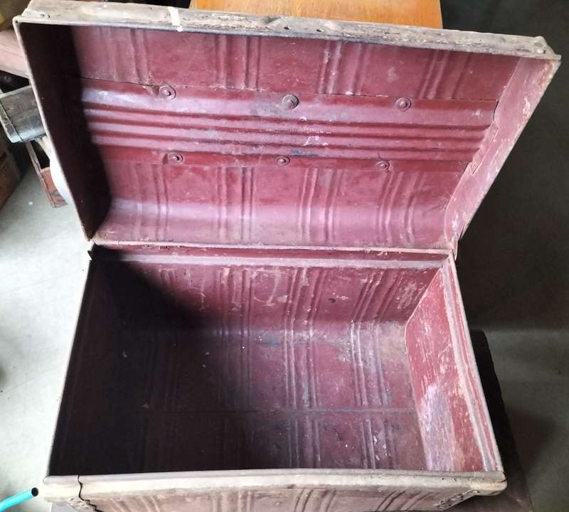 Vintage rusty trunk - for the restorer