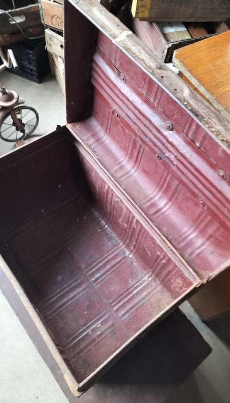 Vintage rusty trunk - for the restorer
