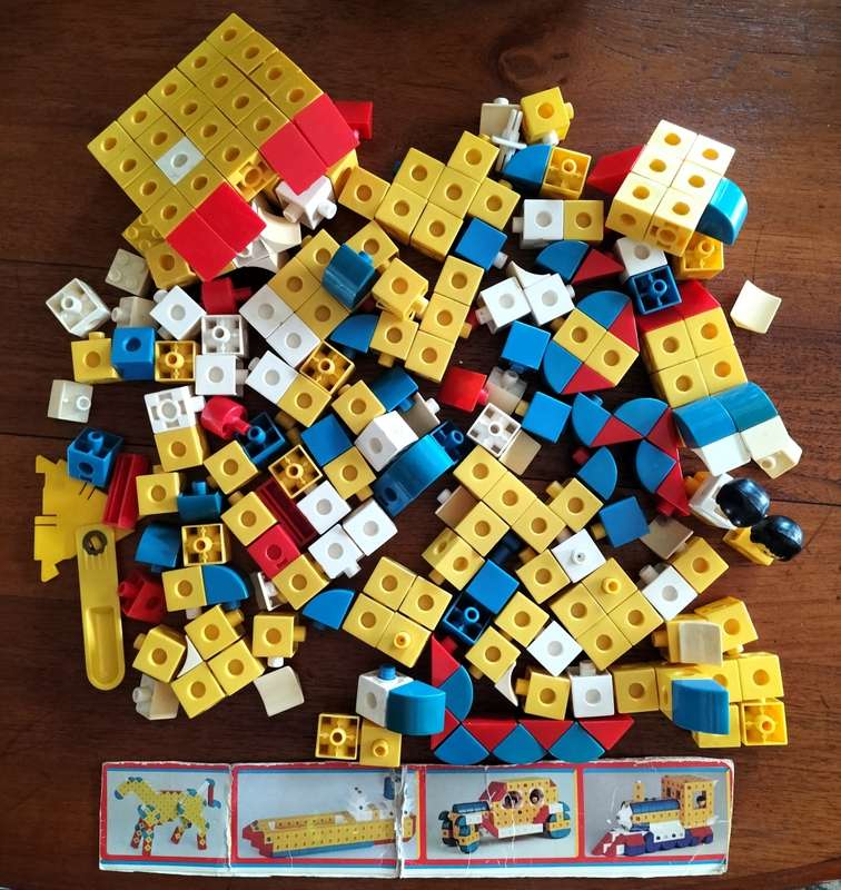 Vintage plastic building blocks - does not seem to be full set