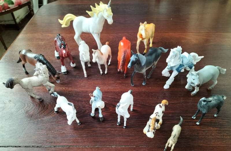 Collection of 20 plastic horses - vintage toys