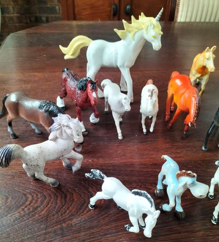 Collection of 20 plastic horses - vintage toys