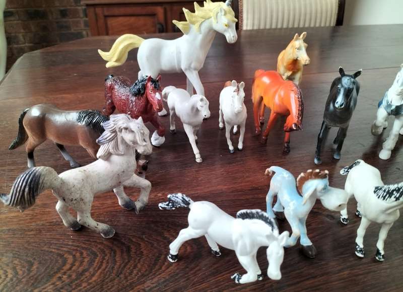 Collection of 20 plastic horses - vintage toys
