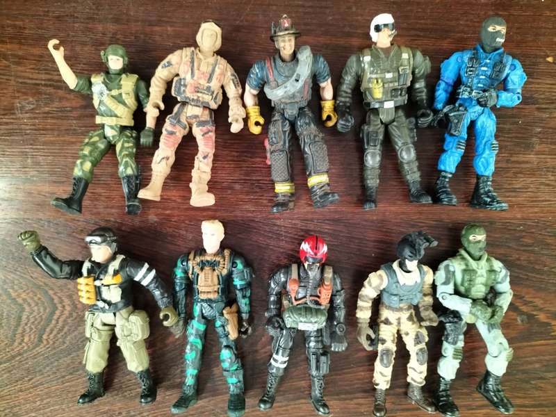 Vintage plastic toy soldiers (x 10)