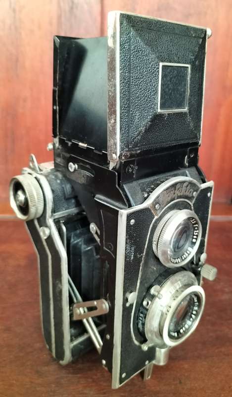 Vintage German made twin lens reflex camera (Welta Perfekta - 1930s). With issue
