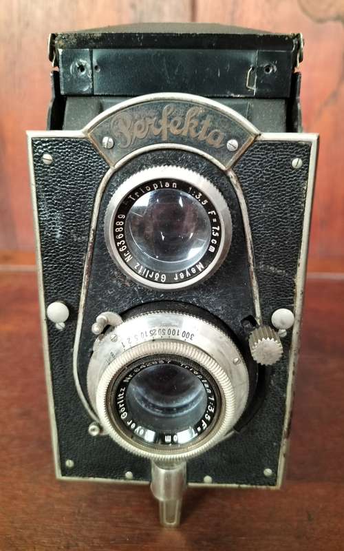 Vintage German made twin lens reflex camera (Welta Perfekta - 1930s). With issue