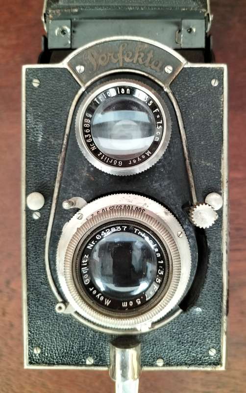 Vintage German made twin lens reflex camera (Welta Perfekta - 1930s). With issue