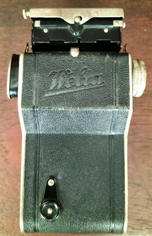 Vintage German made twin lens reflex camera (Welta Perfekta - 1930s). With issue