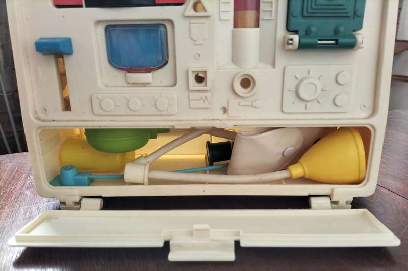 Vintage Tomy toy - Doctor do a lot - Medical case