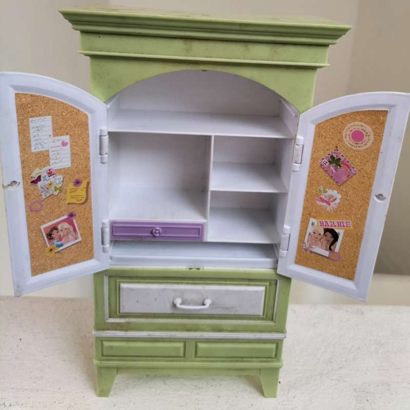 Plastic Barbie furniture piece