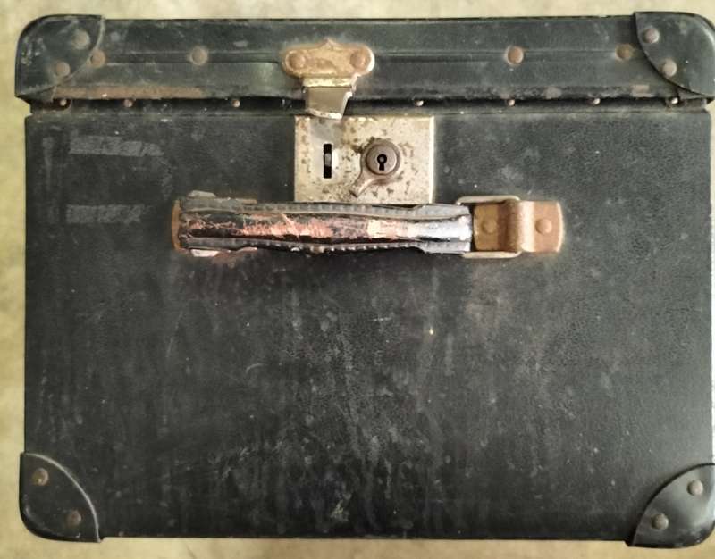 Sturdy Vintage hat box / case