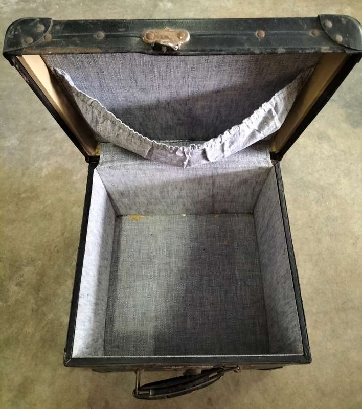 Sturdy Vintage hat box / case