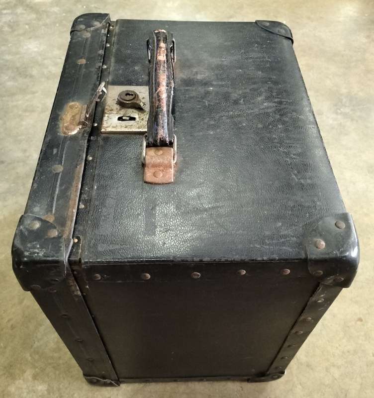Sturdy Vintage hat box / case