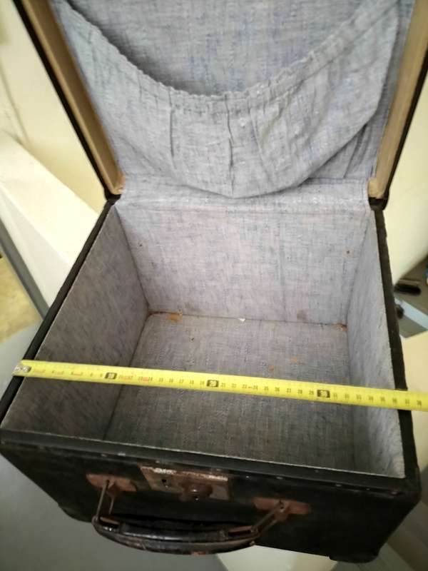 Sturdy Vintage hat box / case