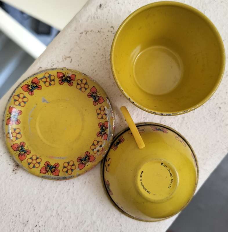 Vintage Hong Kong tin toy - incomplete tea set (x 3 items)