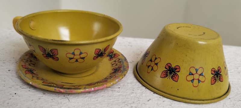 Vintage Hong Kong tin toy - incomplete tea set (x 3 items)