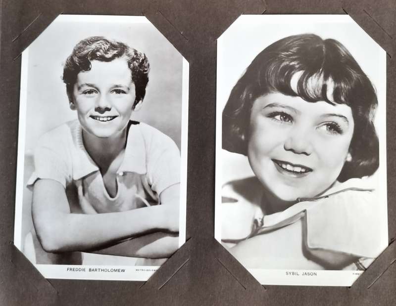 Vintage `Screen Star` post card album with 19 images