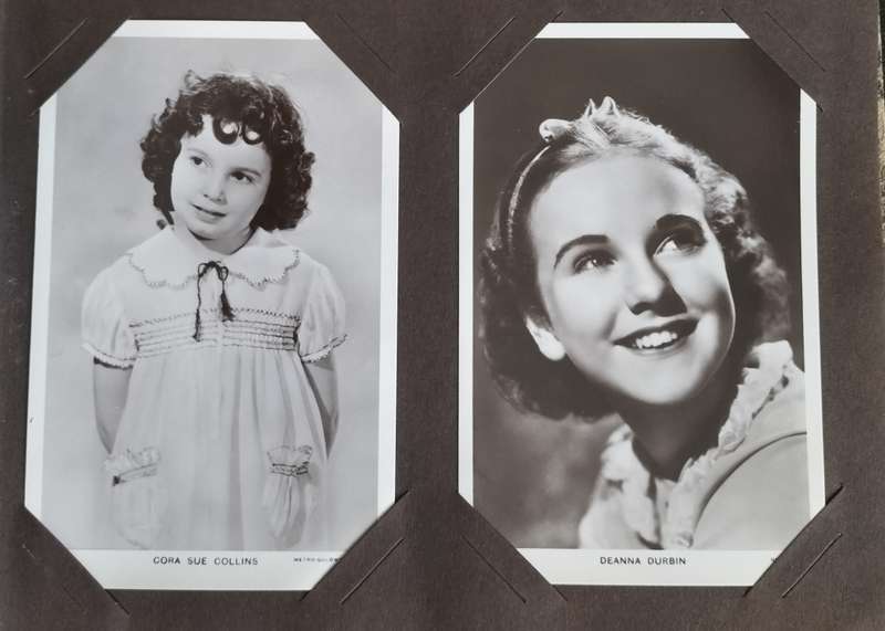 Vintage `Screen Star` post card album with 19 images