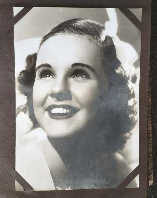 Vintage `Screen Star` post card album with 19 images