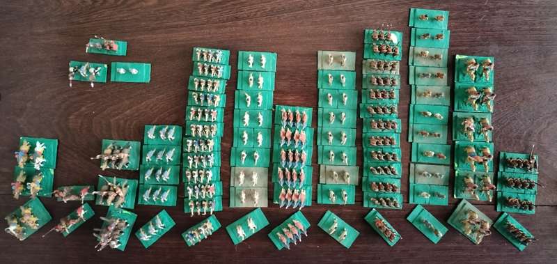 Vintage miniature led war game set (135 pieces)