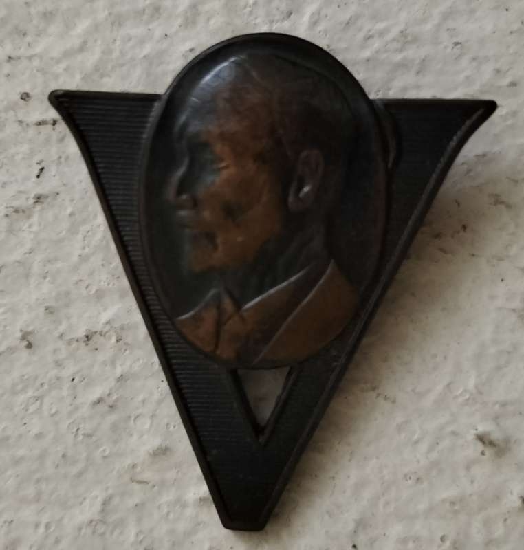 Small Jan Smuts victory pin