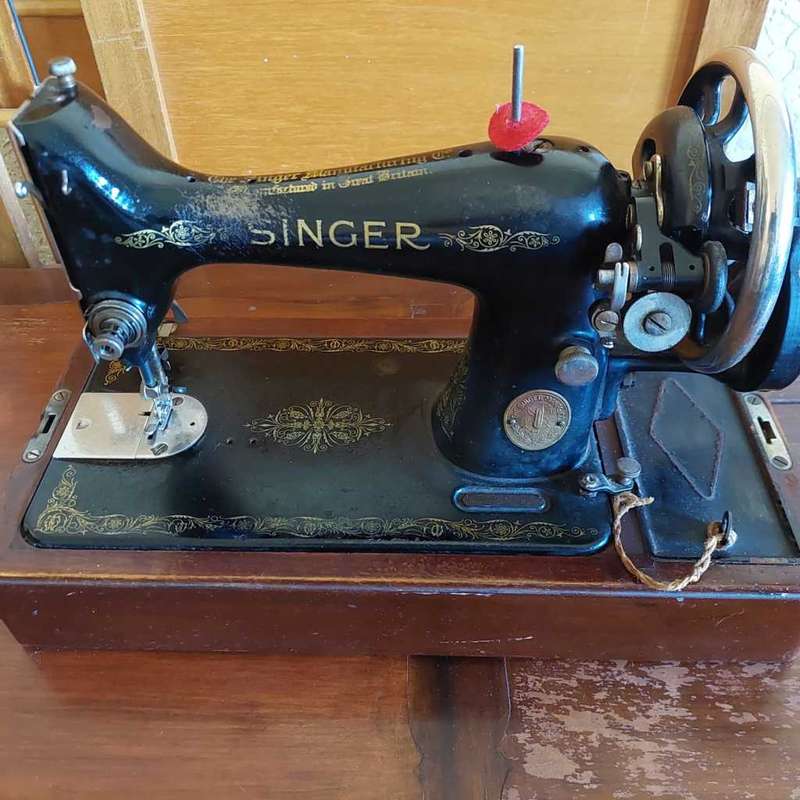 Singer Hand Sewing Machine with Case 1948