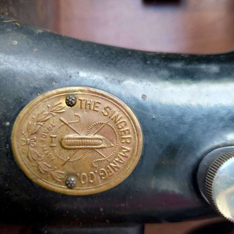 Singer Hand Sewing Machine with Case 1948