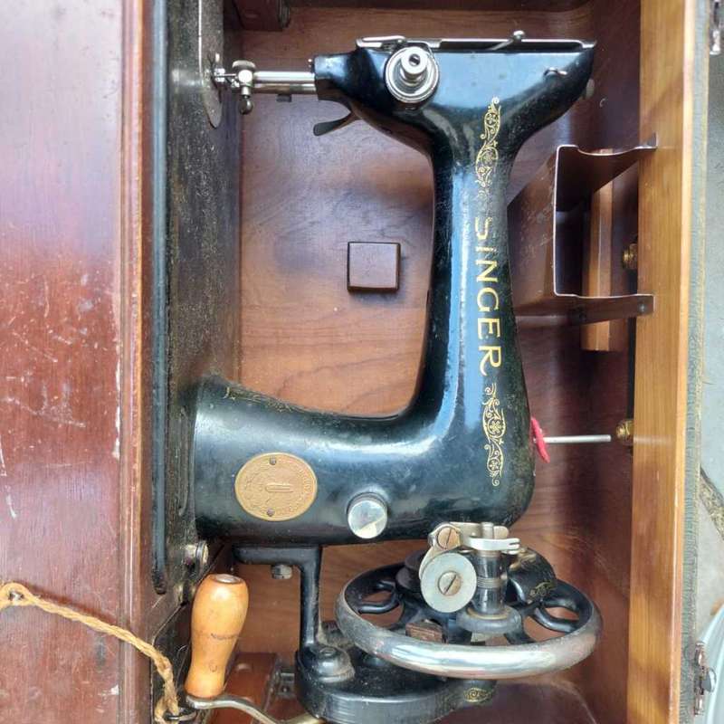 Singer Hand Sewing Machine with Case 1948
