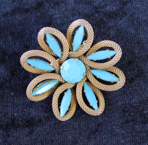 Lovely Vintage turquiose blue stone set in gold coloured brooch