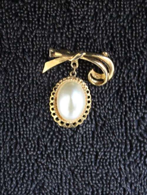 Costume Jewelry Golden Coloured Brooch